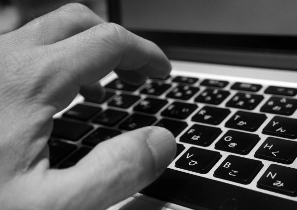 キーボードを触る人の手